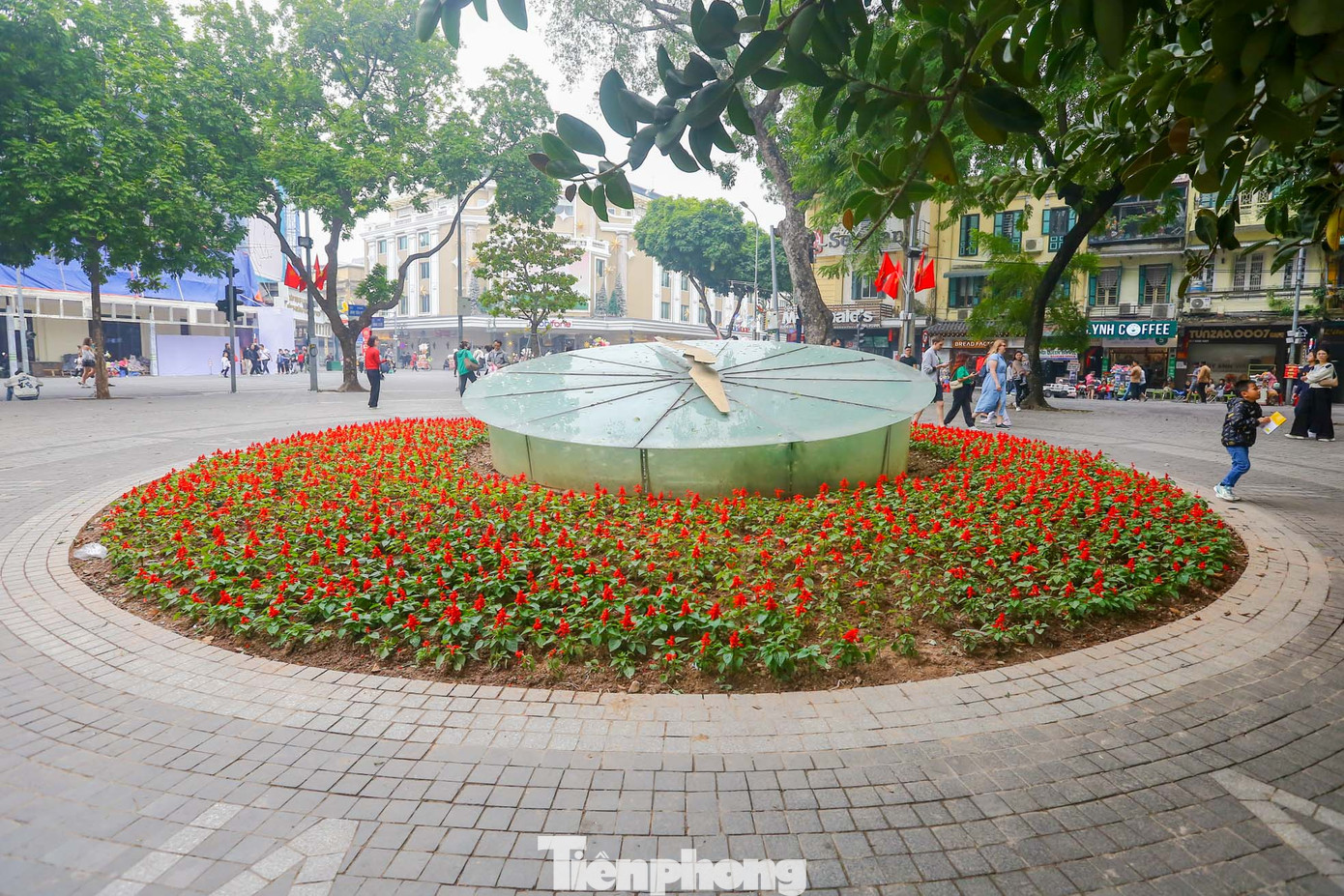 Khu vực đồng hồ Thụy Sĩ được cải tạo rực rỡ với sắc đỏ.