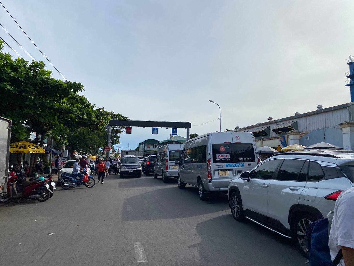 Hàng dài phương tiện xếp hàng để qua phà Bình Khánh.