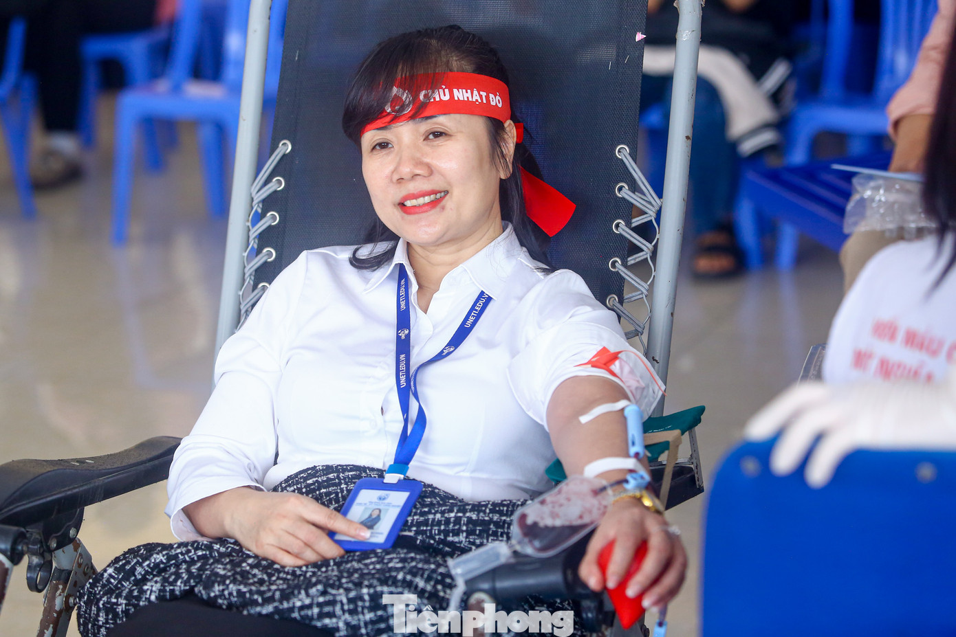 TS Phạm Thị Thu Hoài tham gia hiến máu tại chương trình Chủ nhật Đỏ.