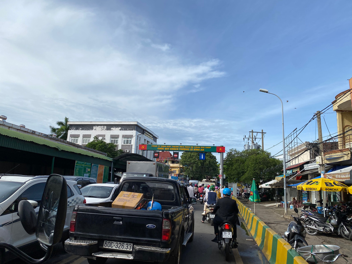 Giao thông qua khu vực luôn trong tình trạng căng thẳng.