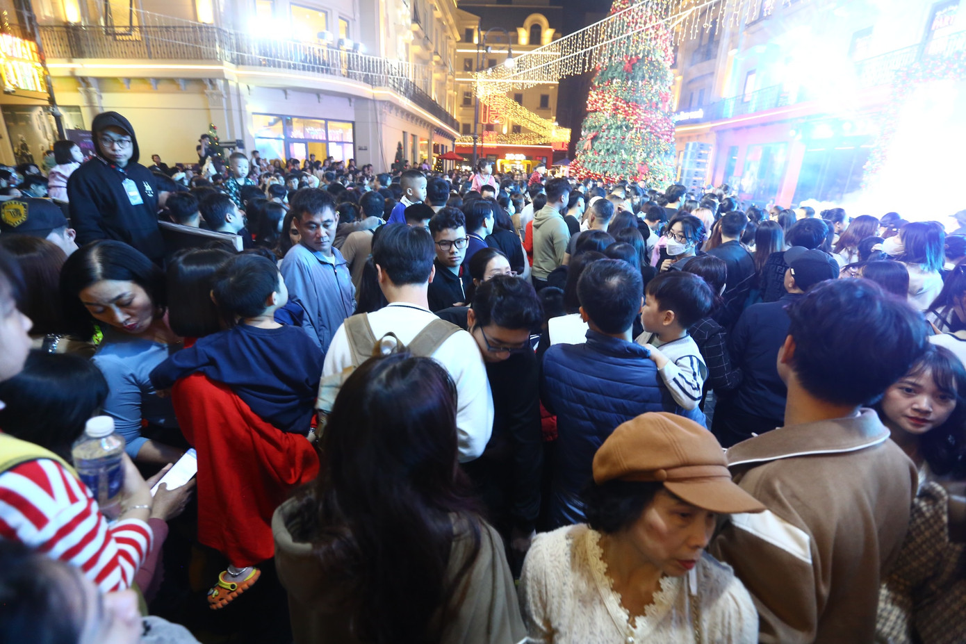 Càng về đến thời khắc đón năm mới, khu phố càng chật chội, đông người.