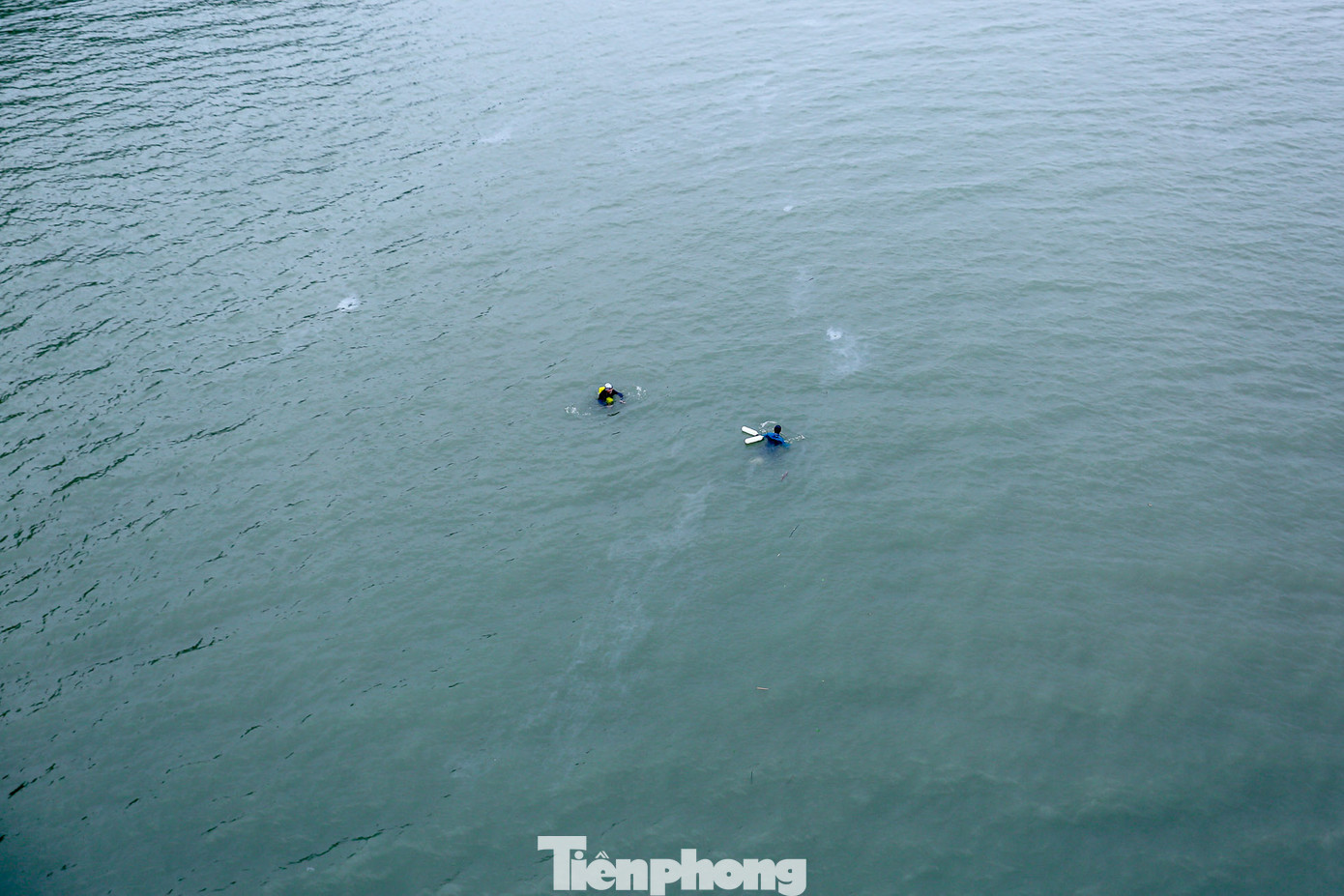 Ghi nhận của PV, vào sáng sớm hay buổi chiều khoảng 15-16h, nhiều người dân vẫn giữ thói quen bơi lội, "tắm tiên" tại khu vực sông Hồng gần chân cầu Long Biên (thành phố Hà Nội) bất chấp cái lạnh xuống đến 12-13 độ.