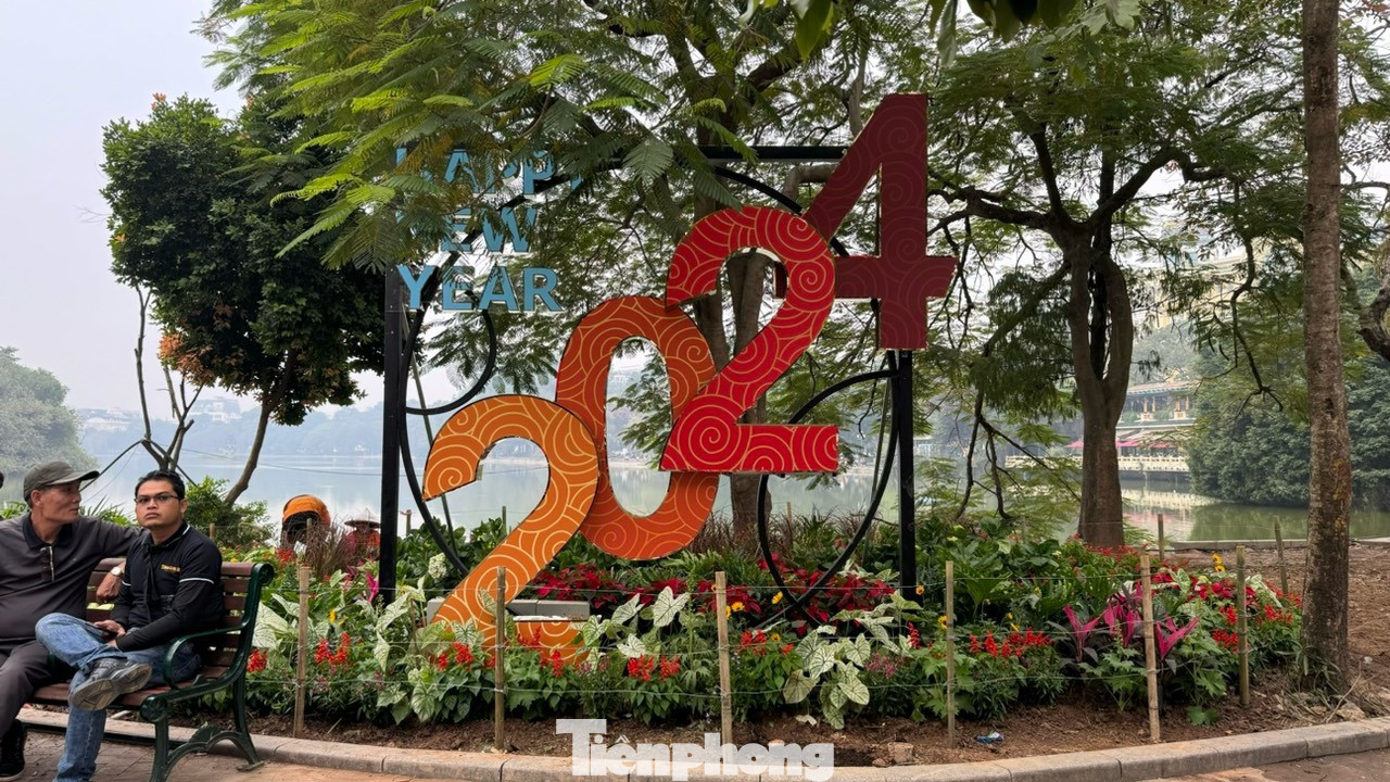 Mô hình được đặt trong vườn hoa rực rỡ.