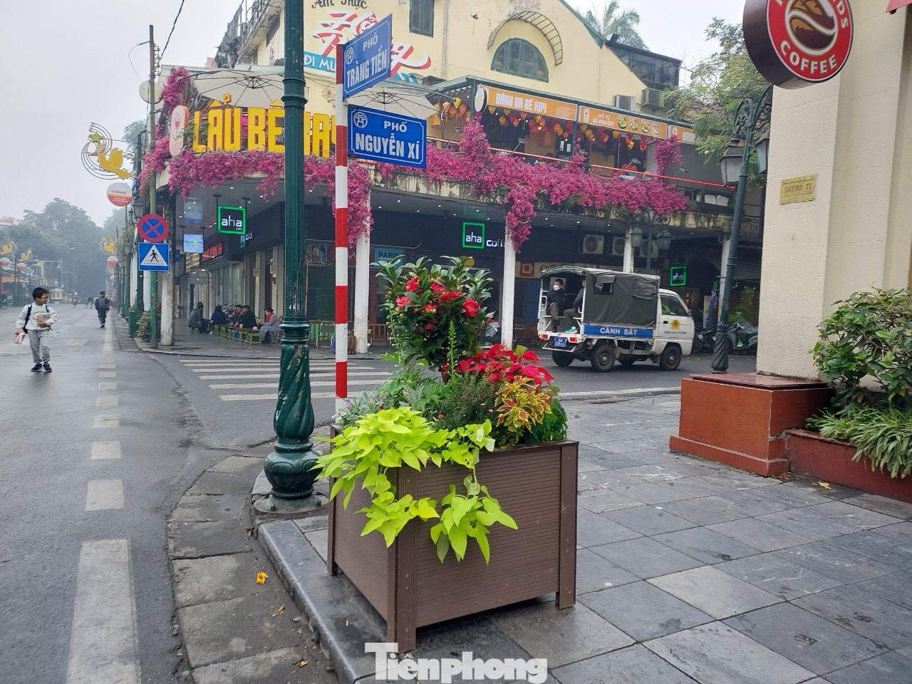 Những bồn hoa được đặt ngay cạnh ngã tư, tại các cột đèn.