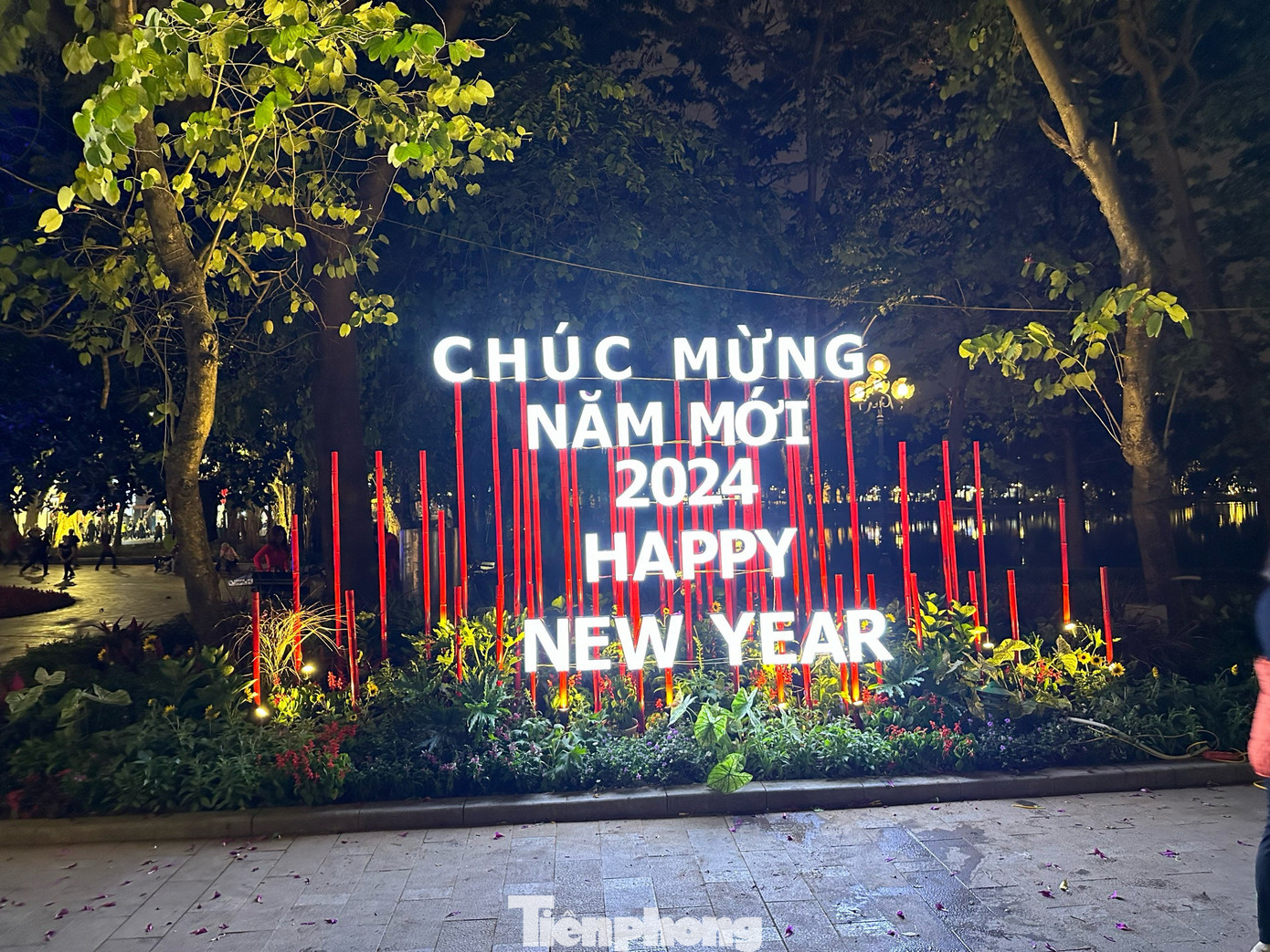 Mô hình đón năm mới được chiếu đèn bên vỉa hè hồ Hoàn Kiếm.