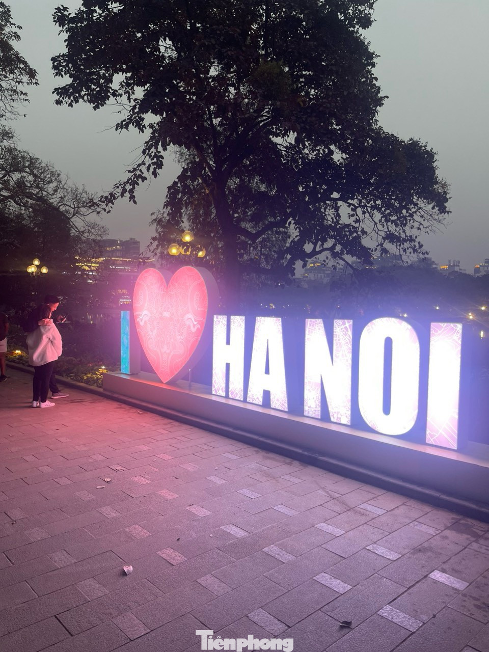 Nhiều người dân, du khách đến check-in với mô hình chào năm mới độc đáo này vào buổi chiều tối.