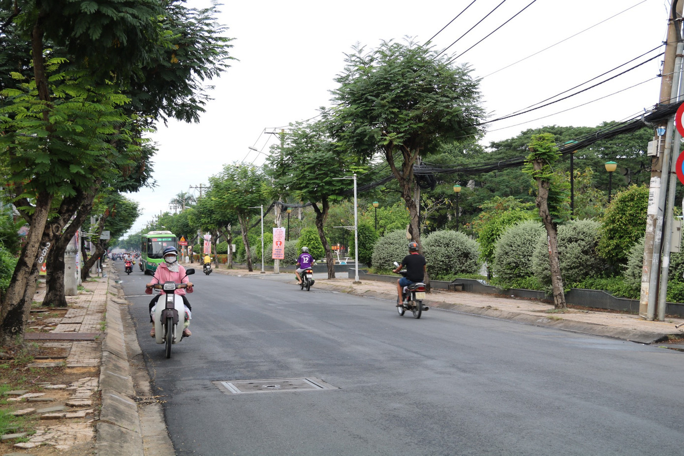 Sau đó, cầu Cần Giờ băng qua đường Nguyễn Bình (huyện Nhà Bè).