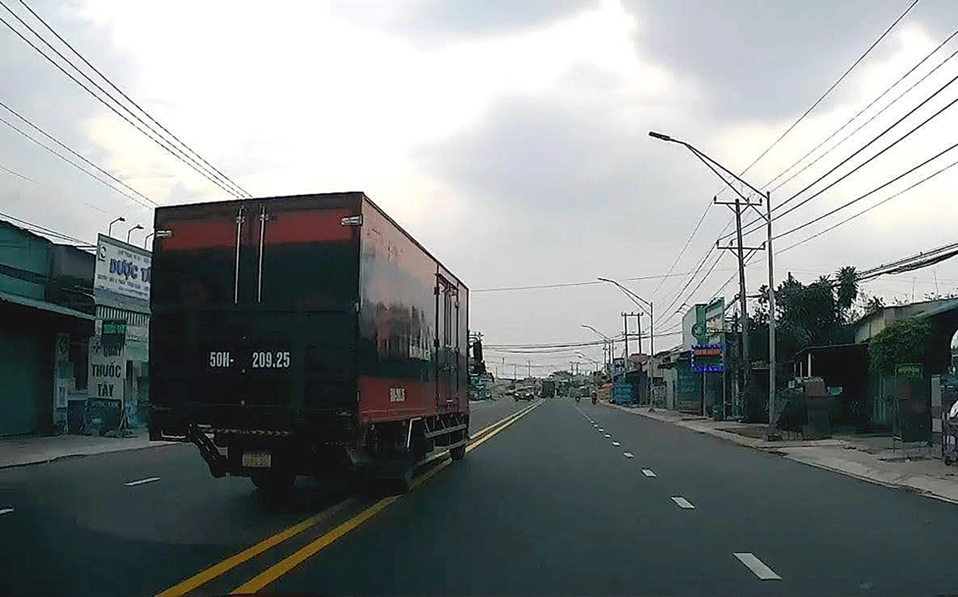 Xe tải BKS 50H - 211.86 chạy qua đoạn thị trấn Đức Hòa với tốc độ rất nhanh khiến nhiều người đi đường khiếp vía. Xe tải BKS 50H - 211.86 chạy qua đoạn thị trấn Đức Hòa với tốc độ rất nhanh khiến nhiều người đi đường khiếp vía.