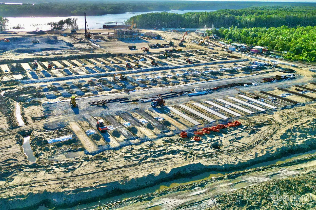 Dự án bao gồm 6 bến container và 4 bến tổng hợp. Khi đi vào hoạt động, cảng có thể tiếp nhận tàu hàng 60.000DWT, công suất 2,5 triệu TEU/năm và 6,5 triệu tấn hàng tổng hợp/năm.