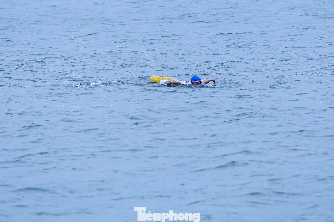 Tắm sông Hồng trở thành thói quen của nhiều người dân ở khu vực này bất kể thời tiết nào.