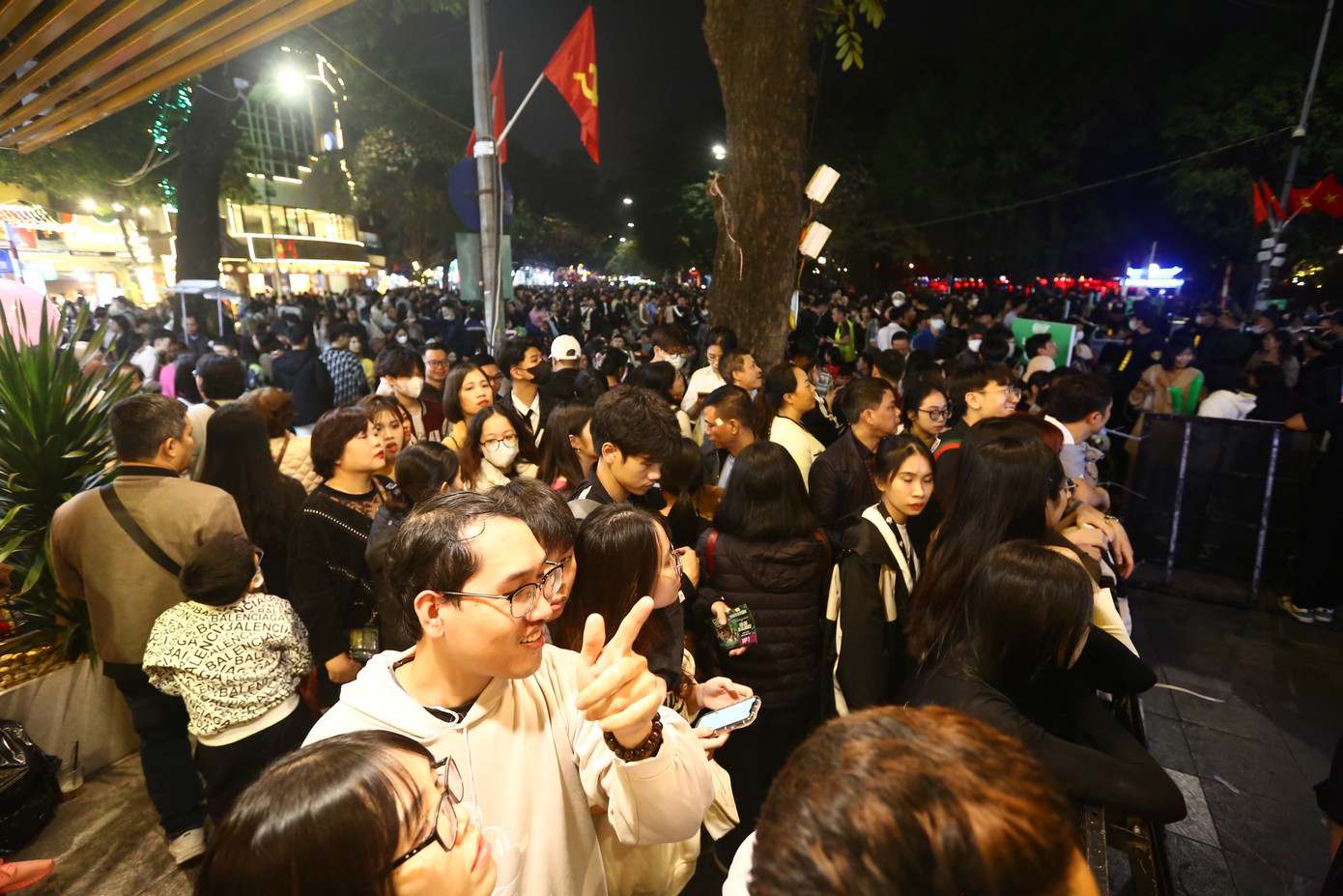 Các lối vỉa hè không còn chỗ trống.