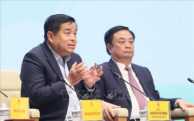 Bộ trưởng Bộ Kế hoạch và Đầu tư Nguyễn Chí Dũng đối thoại với nông dân. Ảnh: Dương Giang/TTXVN