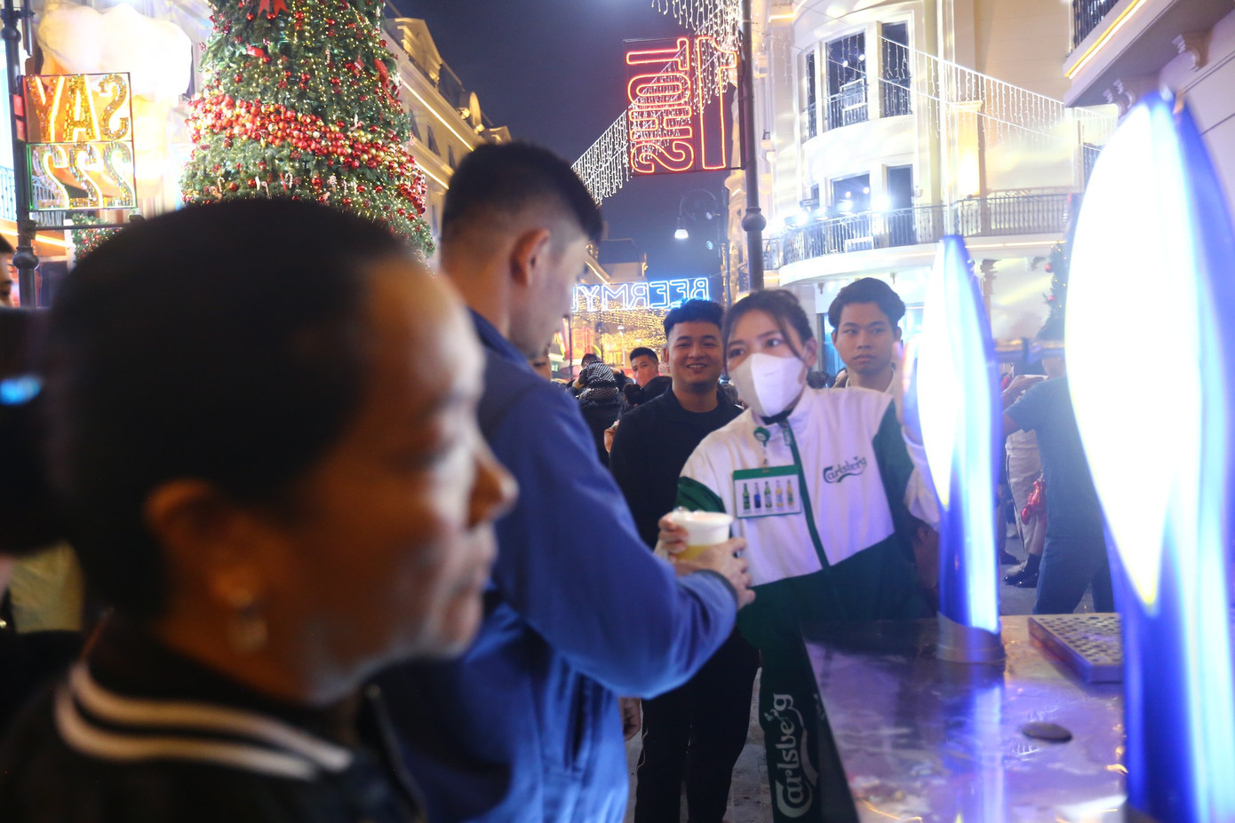 Người dân thưởng thức bia chờ đón năm mới 2024.