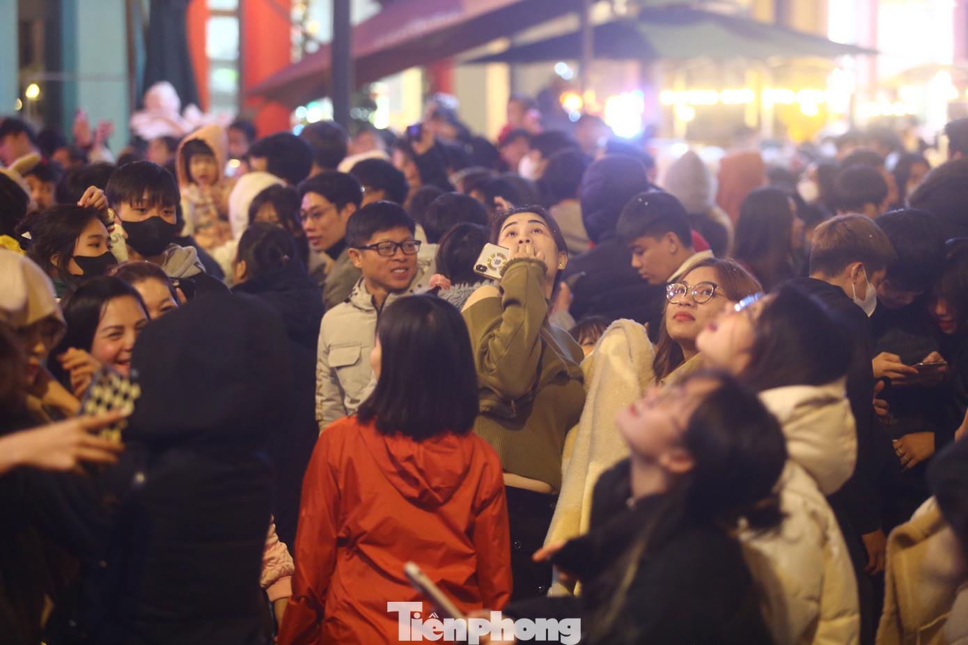 Có đến hàng nghìn lượt người dân du khách đến đây trong đêm Giáng sinh khiến các lối đi đều chật ních người.