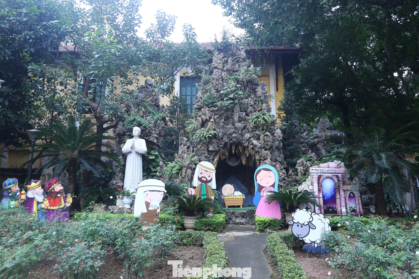 Hang đá nhà thờ được trang trí với những tiểu cảnh hoạt hình sinh động. Hang đá nhà thờ được trang trí với những tiểu cảnh hoạt hình sinh động.