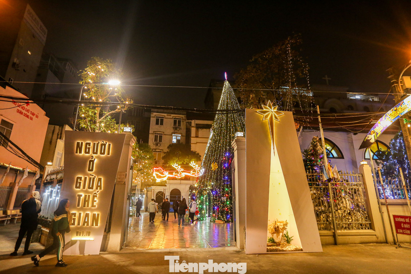 Tuy nằm trong ngõ nhỏ phố Nguyễn Lương Bằng, nhưng nhà thờ Thái Hà trang trí rực rỡ, lỗng lẫy, thu hút nhiều người dân đến đây. Tuy nằm trong ngõ nhỏ phố Nguyễn Lương Bằng, nhưng nhà thờ Thái Hà trang trí rực rỡ, lỗng lẫy, thu hút nhiều người dân đến đây.