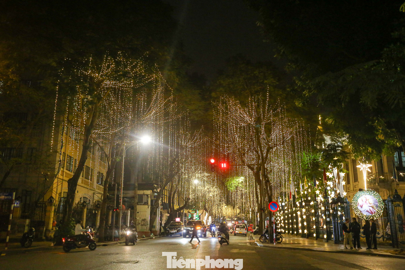 Đèn trang trí lộng lẫy khắp phố Hàm Long, bên ngoài nhà thờ. Đèn trang trí lộng lẫy khắp phố Hàm Long, bên ngoài nhà thờ.