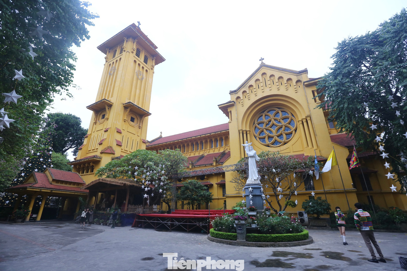 Nhà thờ Cửa Bắc được đánh giá là một trong những nhà thờ có lối kiến trúc đẹp nhất trong các nhà thờ tại Hà Nội. Nhà thờ được xây dựng ở Cửa Bắc thành Thăng Long nên được gọi là nhà thờ Cửa Bắc. Nhà thờ mang tên chính thức là Giáo đường kính Nữ Vương Các thánh, lấy từ ý Đức Mẹ là Nữ Vương của tất cả các Thánh. Nhà thờ Cửa Bắc được đánh giá là một trong những nhà thờ có lối kiến trúc đẹp nhất trong các nhà thờ tại Hà Nội. Nhà thờ được xây dựng ở Cửa Bắc thành Thăng Long nên được gọi là nhà thờ Cửa Bắc. Nhà thờ mang tên chính thức là Giáo đường kính Nữ Vương Các thánh, lấy từ ý Đức Mẹ là Nữ Vương của tất cả các Thánh.