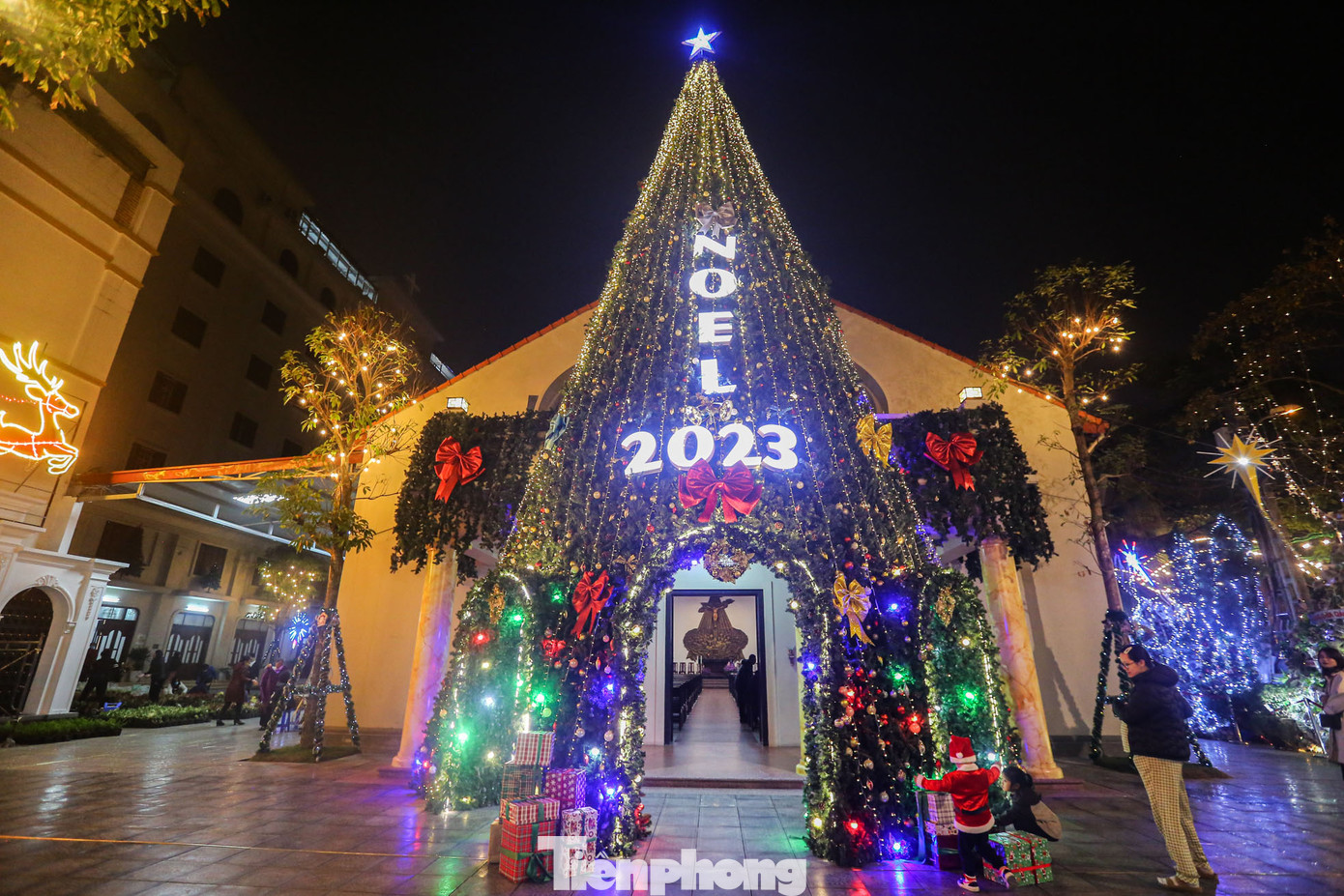 Cây thông được thiết kế bao trùm cổng vào thánh đường cùng với nhiều tiểu cảnh xung quanh, dàn đèn lấp lánh. Cây thông được thiết kế bao trùm cổng vào thánh đường cùng với nhiều tiểu cảnh xung quanh, dàn đèn lấp lánh.