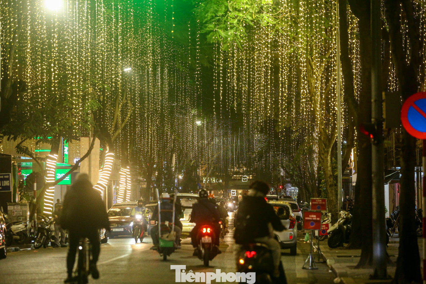 Đây cũng là nơi nhiều người dân tìm đến để nghe cầu nguyện, đón một đêm Giáng sinh ấm áp, an lành và mong chờ những điều tốt đẹp sẽ đến vào dịp năm mới 2024. Đây cũng là nơi nhiều người dân tìm đến để nghe cầu nguyện, đón một đêm Giáng sinh ấm áp, an lành và mong chờ những điều tốt đẹp sẽ đến vào dịp năm mới 2024.