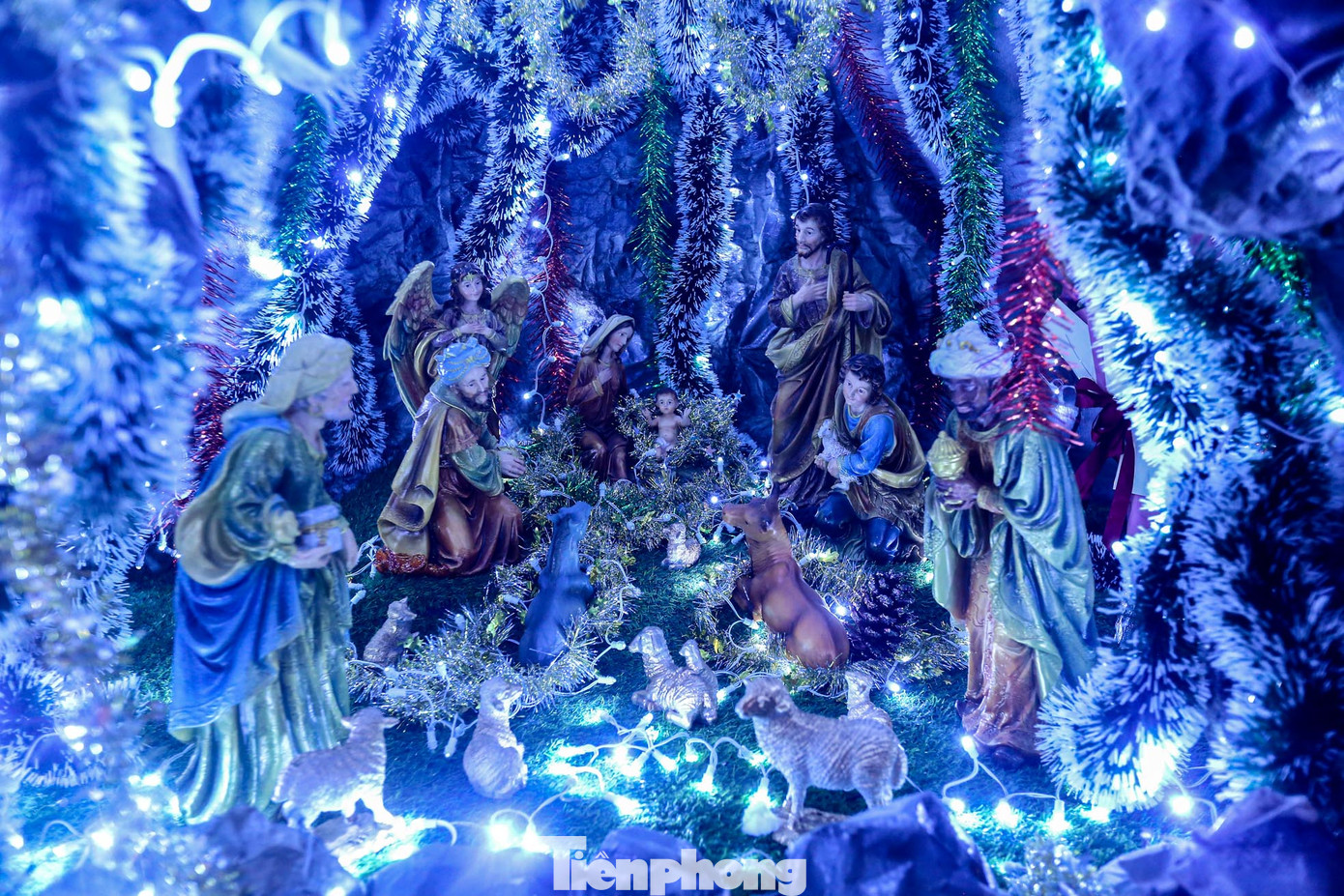 Như mọi năm, vào tối 24/12, nhà thờ Thái Hà luôn chật cứng không có chỗ đứng từ bên trong đến bên ngoài. Như mọi năm, vào tối 24/12, nhà thờ Thái Hà luôn chật cứng không có chỗ đứng từ bên trong đến bên ngoài.