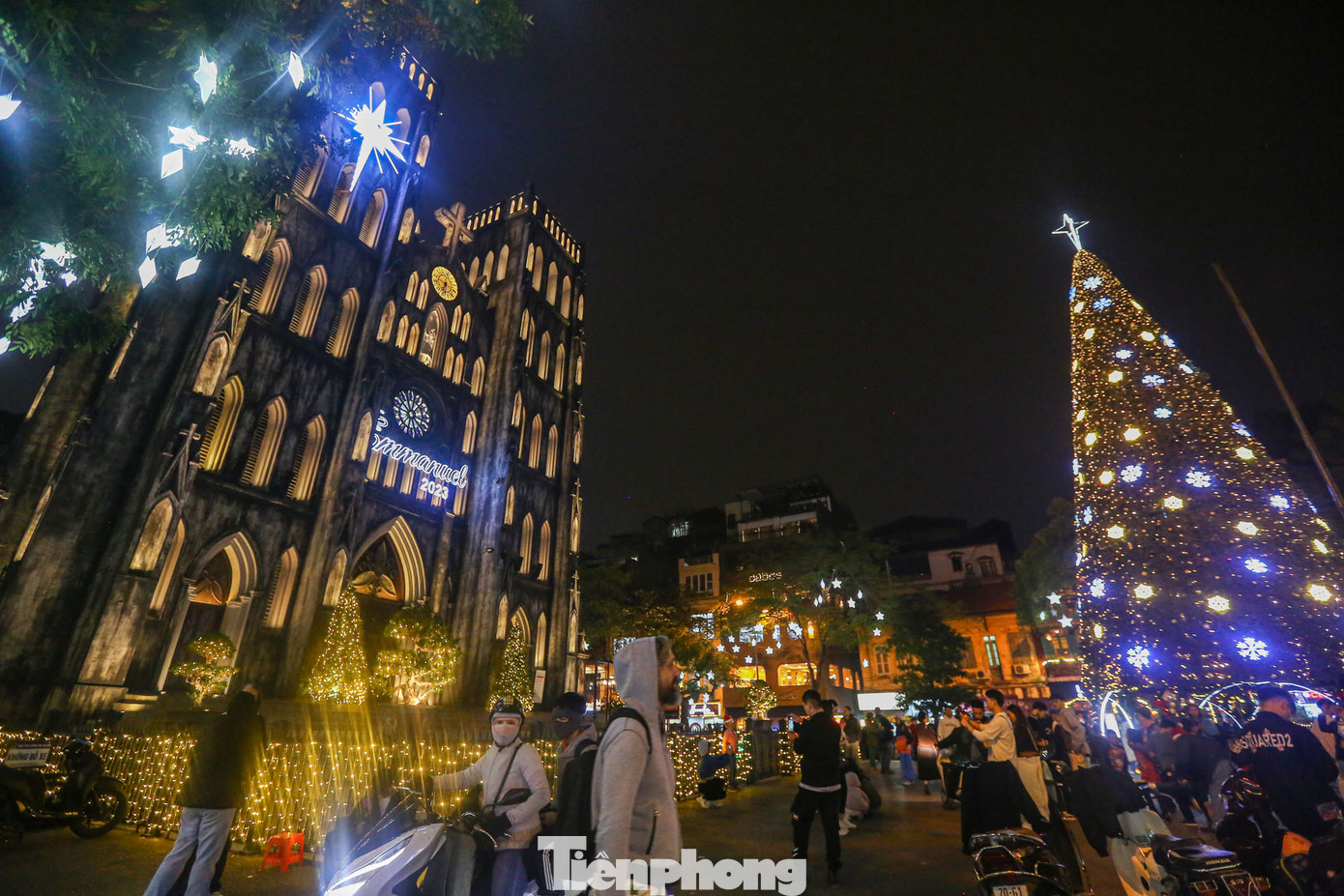 Xung quanh nhà thờ được trang trí trang hoàng cầu kỳ, công phu và rực rỡ với nhiều tiểu cảnh. Cây thông cao khoảng 10m được đặt trước sân chính nhà thờ. Xung quanh nhà thờ được trang trí trang hoàng cầu kỳ, công phu và rực rỡ với nhiều tiểu cảnh. Cây thông cao khoảng 10m được đặt trước sân chính nhà thờ.