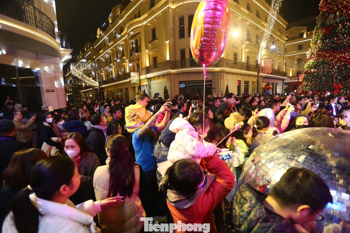 Đặc biệt khu vực gần cây thông Noel và sân khấu gần như không còn chỗ đứng.