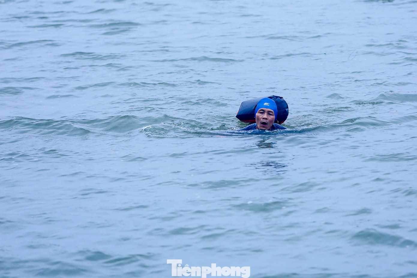 Những người có tuổi bơi thường khoảng 15-20 phút, người người khỏe hơn có thể bơi cả tiếng đồng hồ.