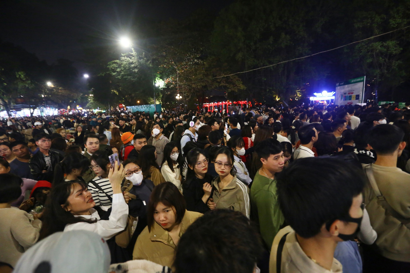 Biển người chen chân trên phố đi bộ.