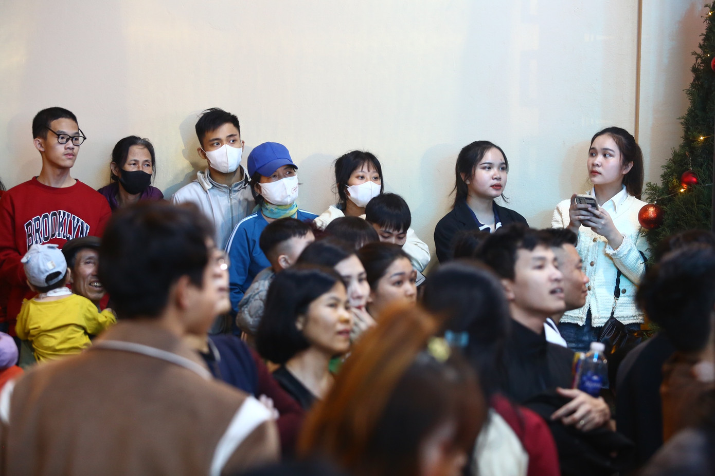 Nhiều người phải đứng sát bờ tường để có thể thưởng thức chương trình countdown.