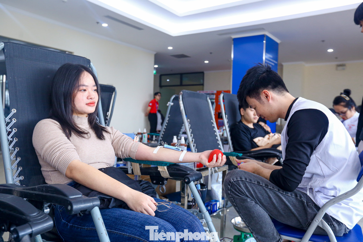 Bạn Trần Thúy Hường (sn 2005), sinh viên năm nhất và đây cũng là lần đầu tiên tham gia hiến máu. "Khi hiến máu, ban đầu có chút hồi hộp nhưng sau em lại cảm thấy bình thường", bạn Hường chia sẻ.