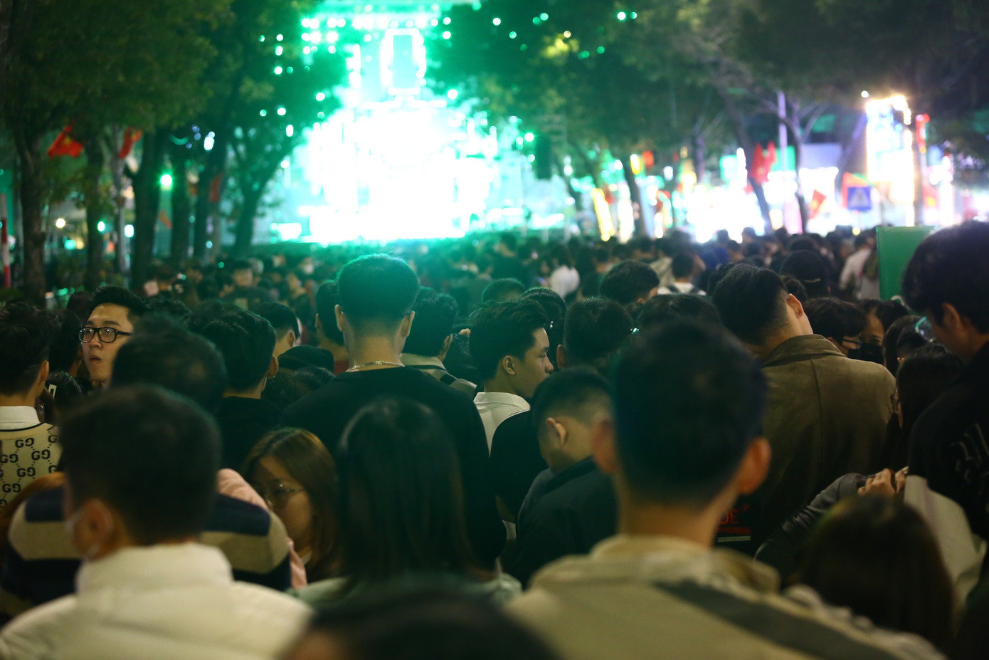 Khoảng 19h, các lối đi vào khu vực countdown chật ních người.