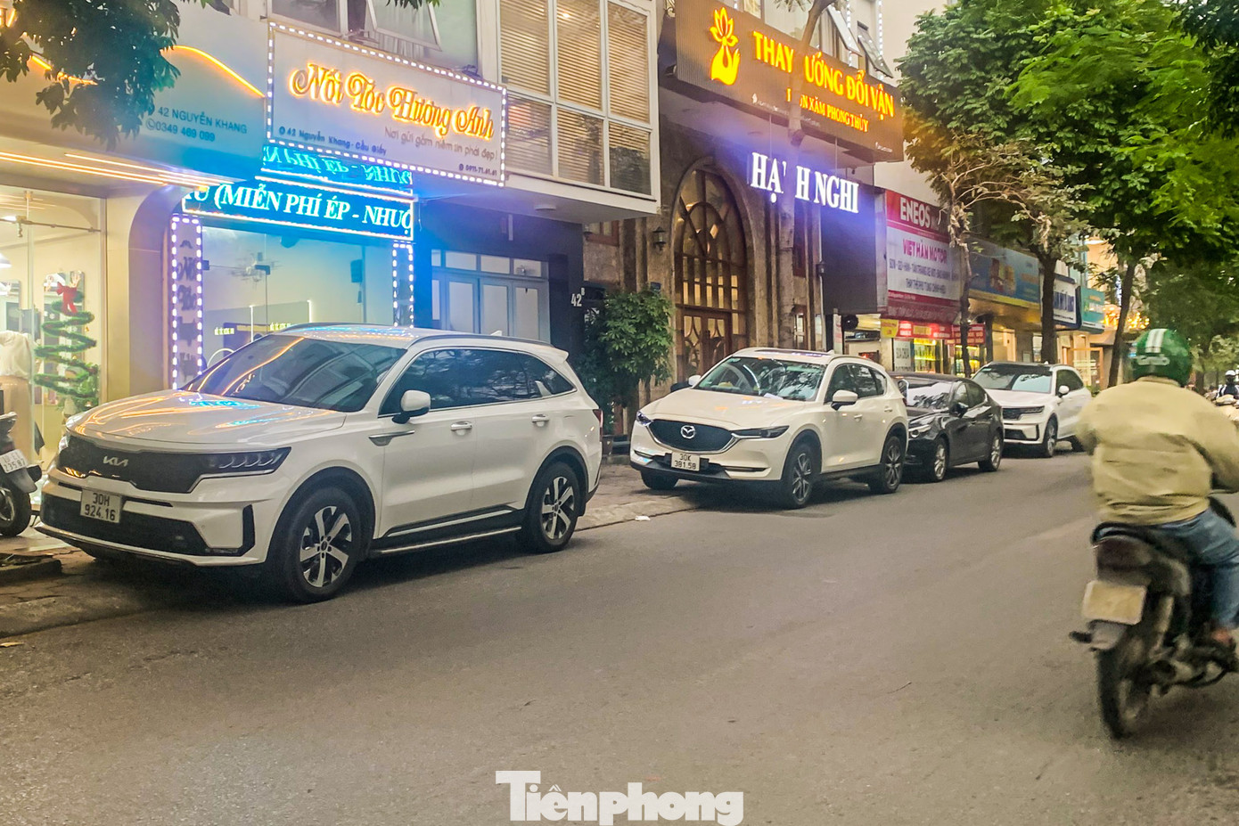 Dù vỉa hè hẹp nhưng ô tô vẫn ngang nhiên lấn chiếm trên phố Nguyễn Khang (quận Cầu Giấy).