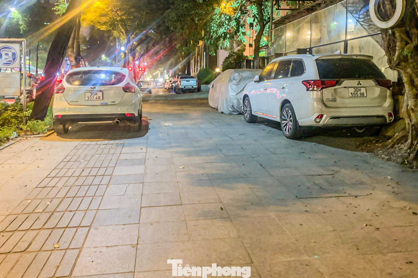 Vỉa hè rộng rãi thành nơi đỗ xe ô tô trên phố Huỳnh Thúc Kháng (quận Đống Đa).