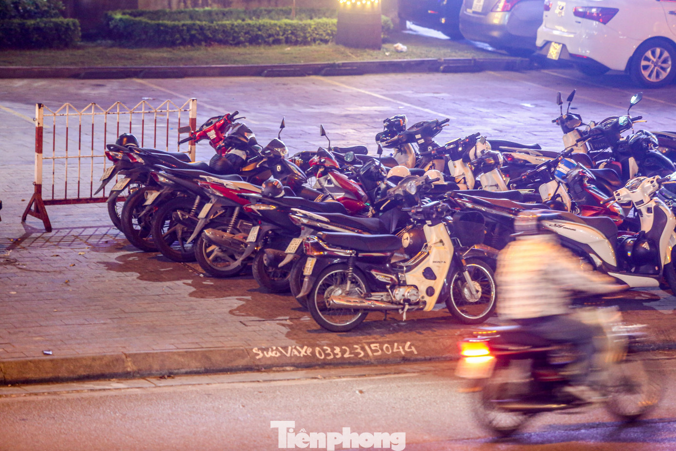 Bãi đỗ xe tự phát lấn chiếm vỉa hè trên phố Láng Hạ (quận Đống Đa).