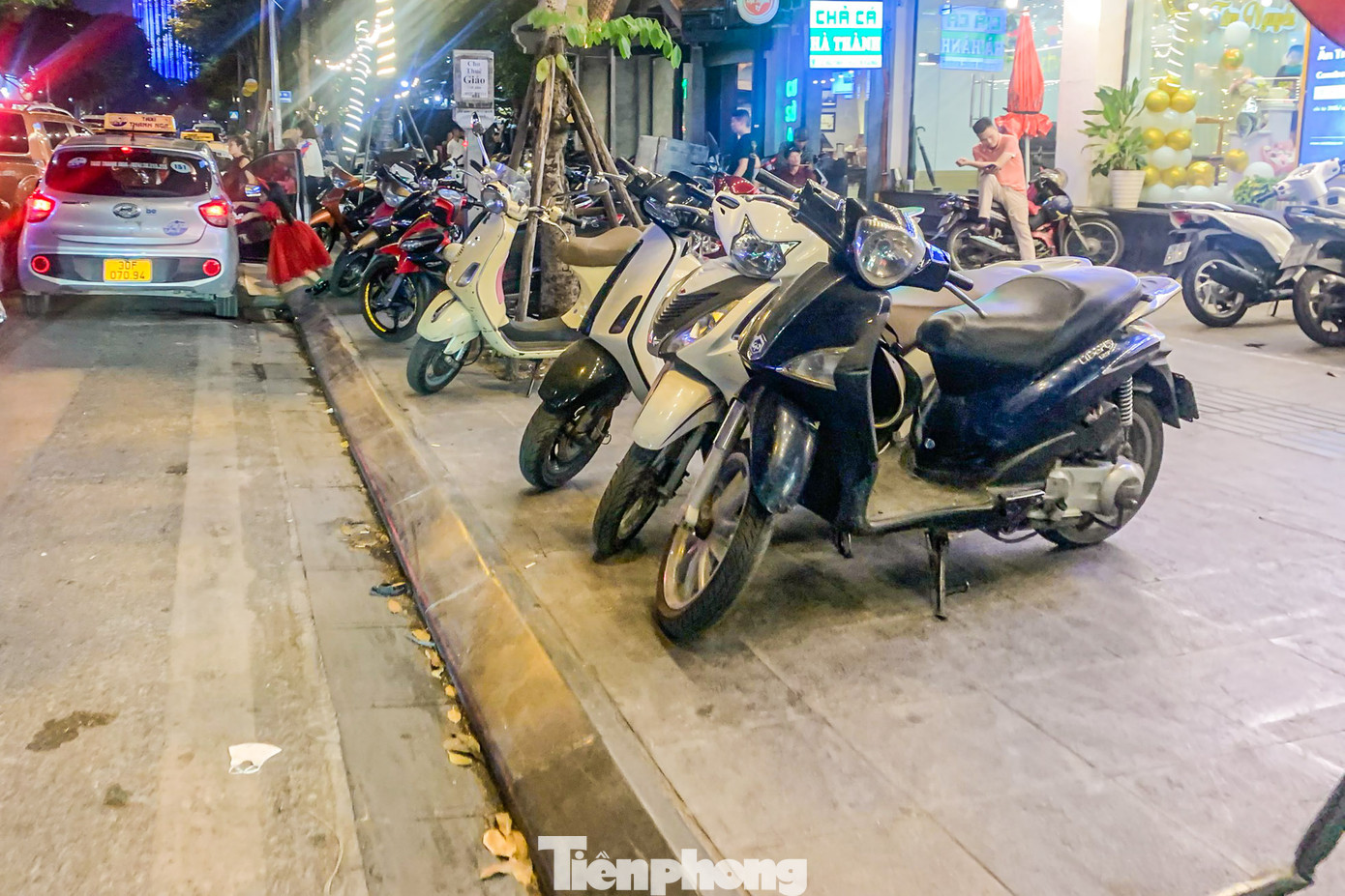 Trung tướng Nguyễn Hải Trung cho biết, để giải quyết vấn đề này thành phố, phải thực hiện đồng bộ nhiều giải pháp. Bao gồm từ bến đỗ, tuyến đỗ, giải quyết kinh tế của các hộ kinh doanh gắn với bảo đảm trật tự an toàn đô thị hiện nay. Ngoài ra, cần tính toán việc quản lý khai thác vỉa hè bảo đảm hài hòa giữa bài toán kinh tế và trật tự đô thị.