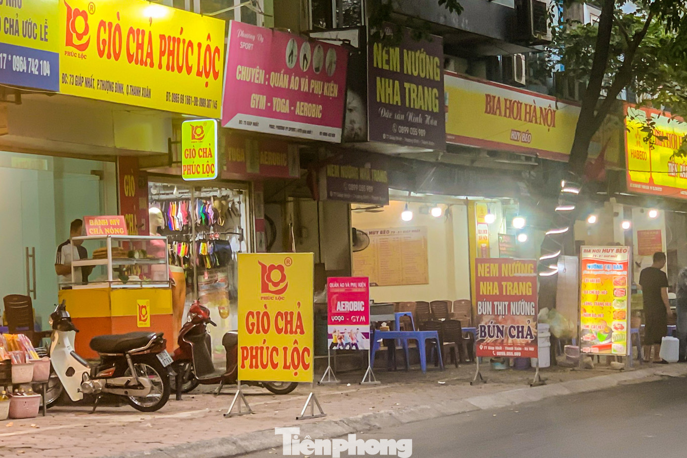 Hàng loạt biển quảng cáo được đặt ngang nhiên trên vỉa hè phố Giáp Nhất (quận Thanh Xuân).