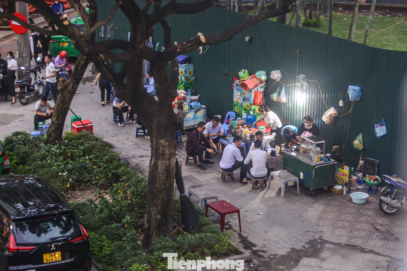Hàng quán nước lấn chiếm vỉa hè để kinh doanh trên phố Đào Tấn (quận Ba Đình).