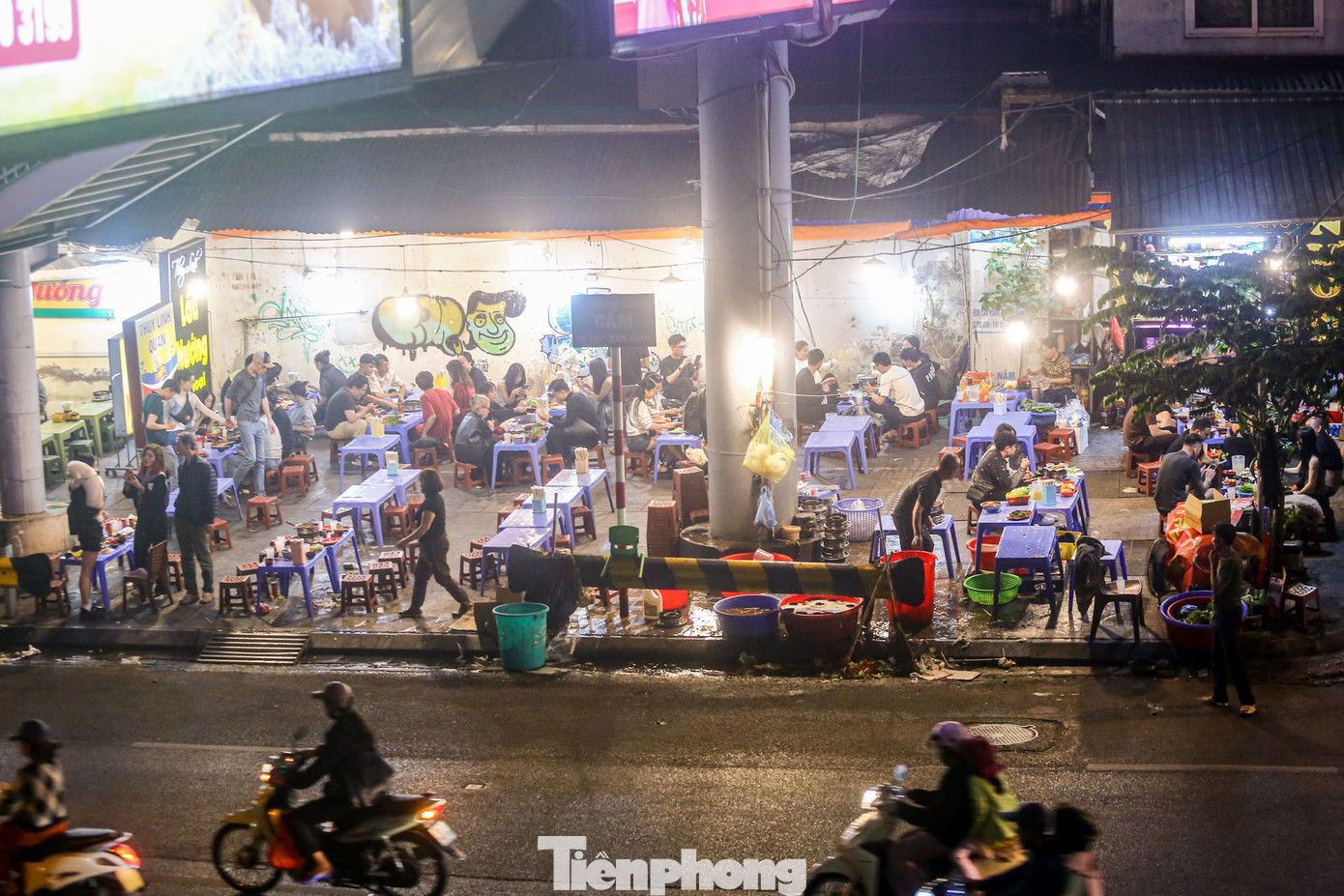 Hàng quán ngang nhiên "ôm trọn" vỉa hè, bày bán ghế, biển quảng cáo để kinh doanh trên phố Láng Hạ (quận Đống Đa).