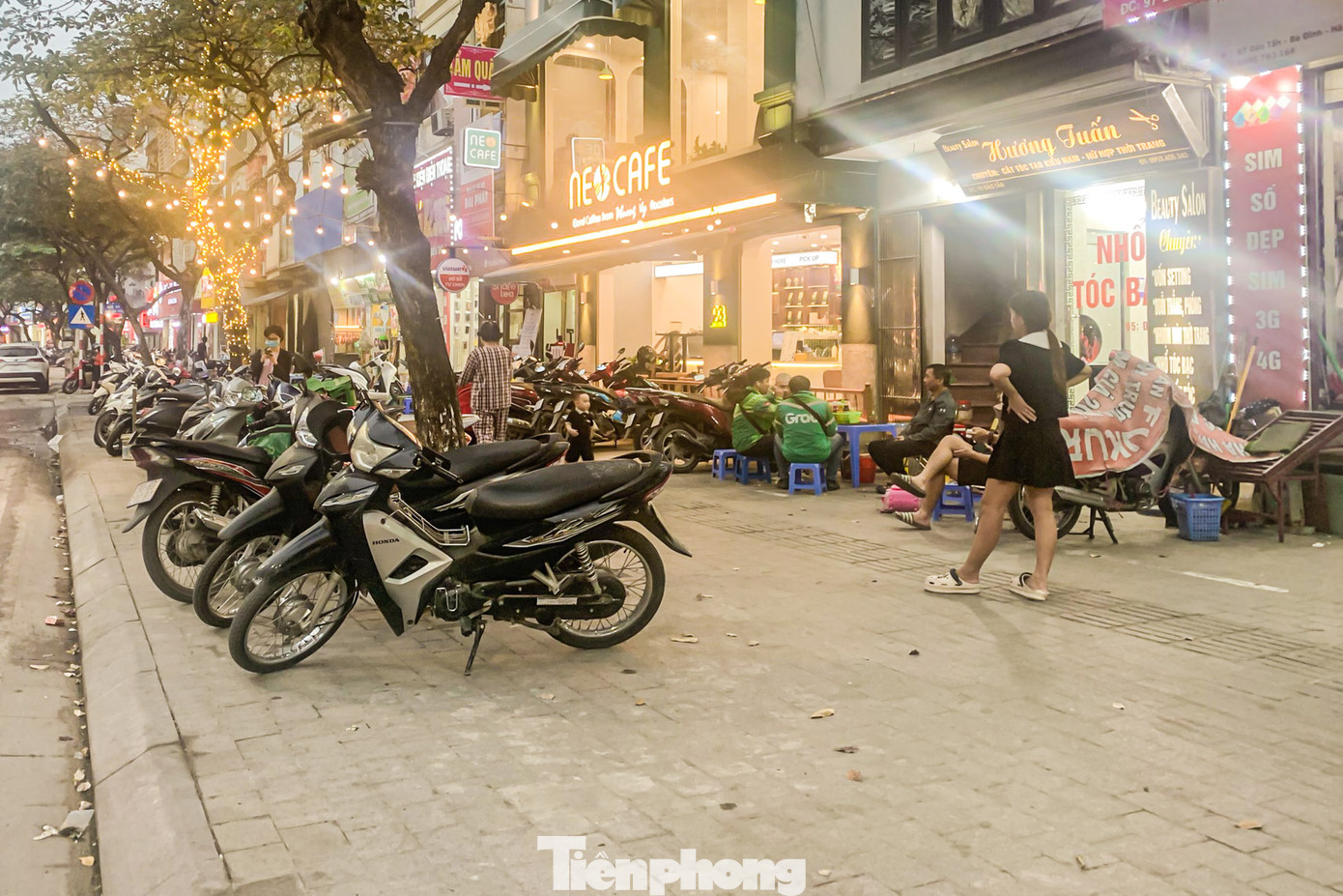 Vỉa hè phố Đào Tấn (quận Ba Đình) là nơi buôn bán, đỗ xe của các hàng quán. Tình trạng ở đây diễn ra nhiều năm nay.