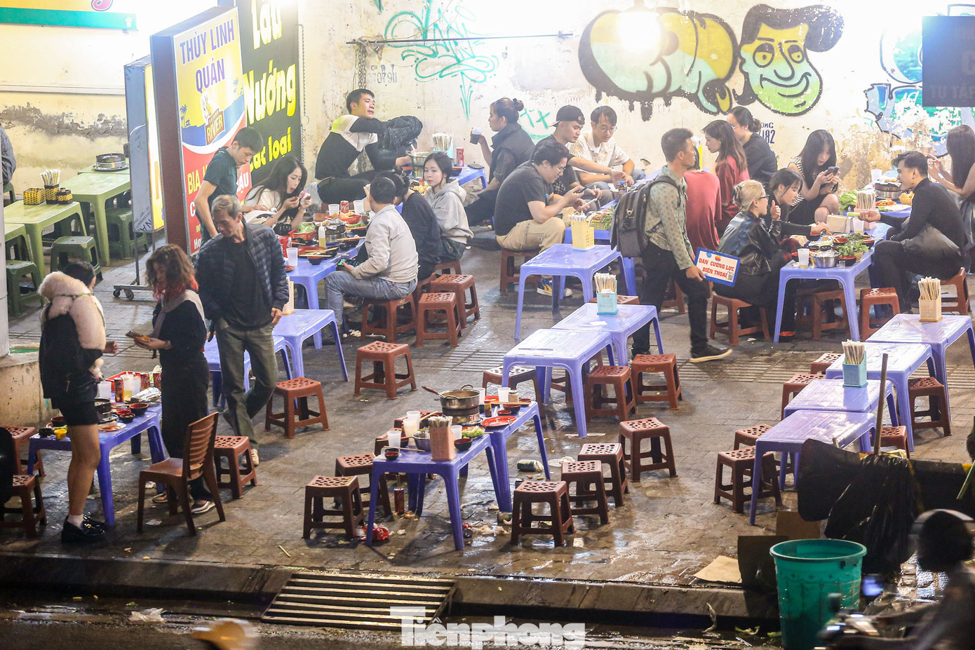 Quán ăn bày kín, không còn lối đi nào cho người đi bộ.