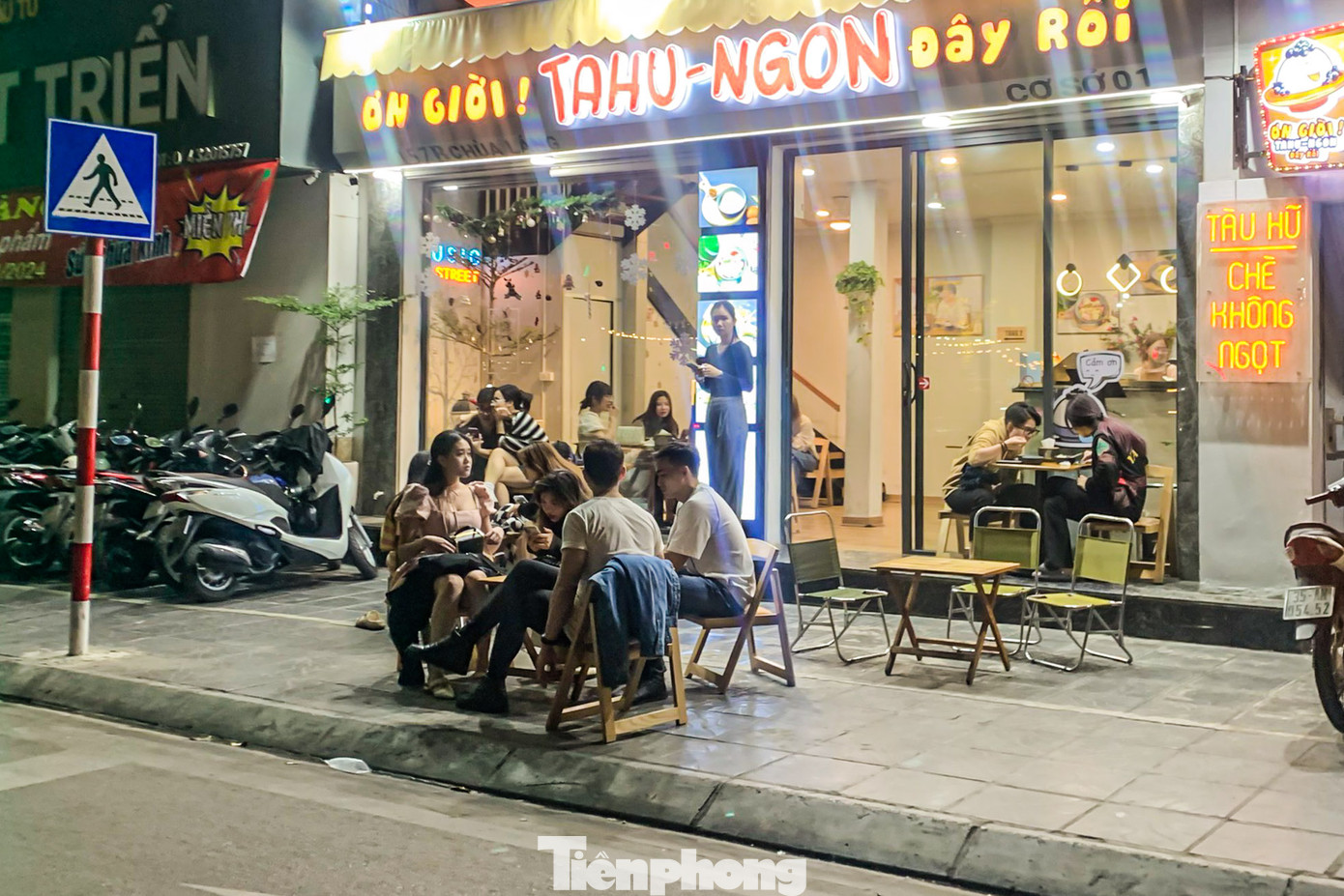 Một quán ăn bày bán ghế ra ngoài vỉa hè để kinh doanh trên phố Chùa Láng (quận Đống Đa).