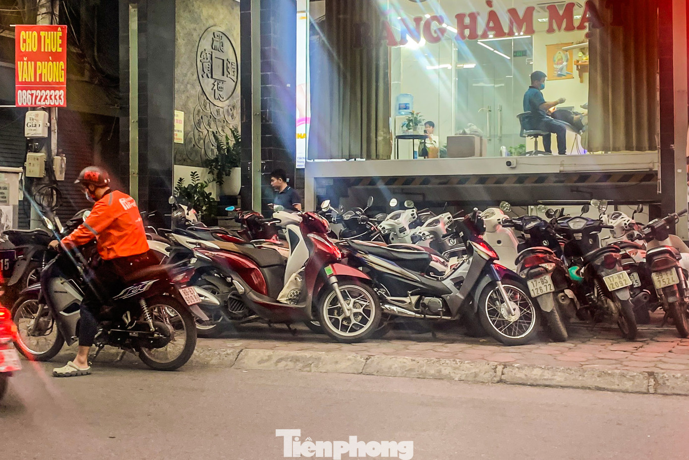 Một phòng khám trên phố Nguyễn Khang chiếm trọn vỉa hè làm bãi đỗ xe.