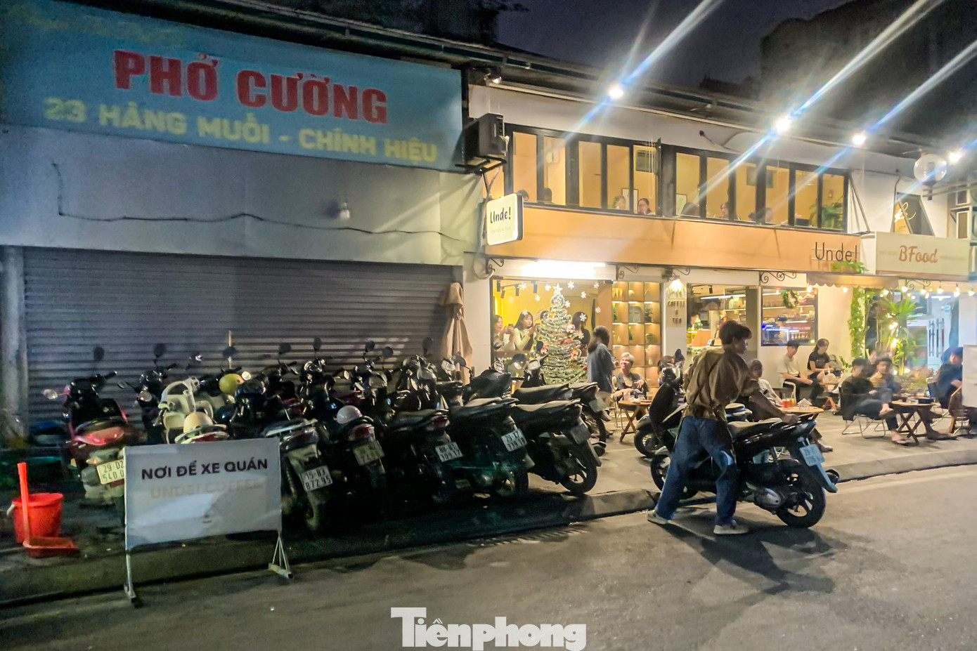 Ngang nhiên chiếm vỉa hè để làm nơi để xe của một quán cà phê trên đường Huỳnh Thúc Kháng kéo dài.