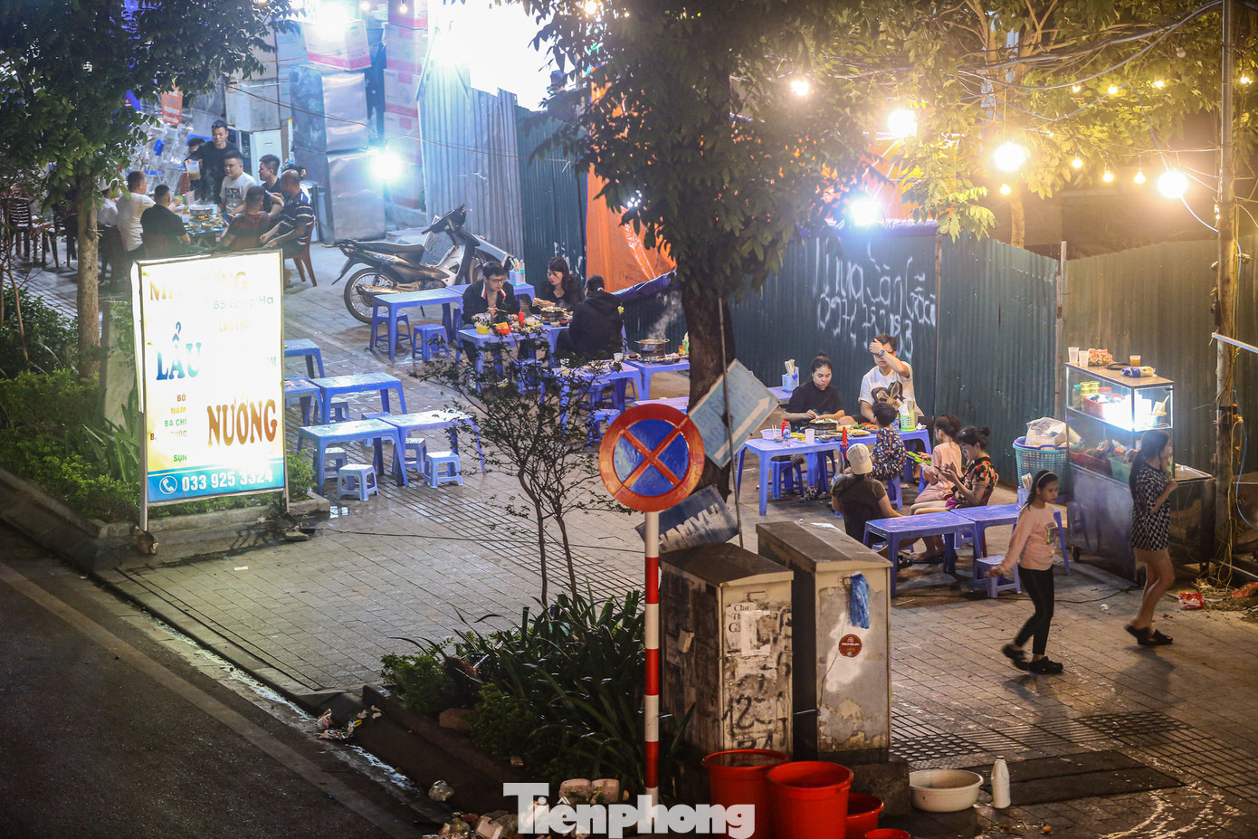 Ghi nhận của PV, dọc phố này có đến hàng chục quán ăn, quán nước chiếm dụng vỉa hè để kinh doanh.