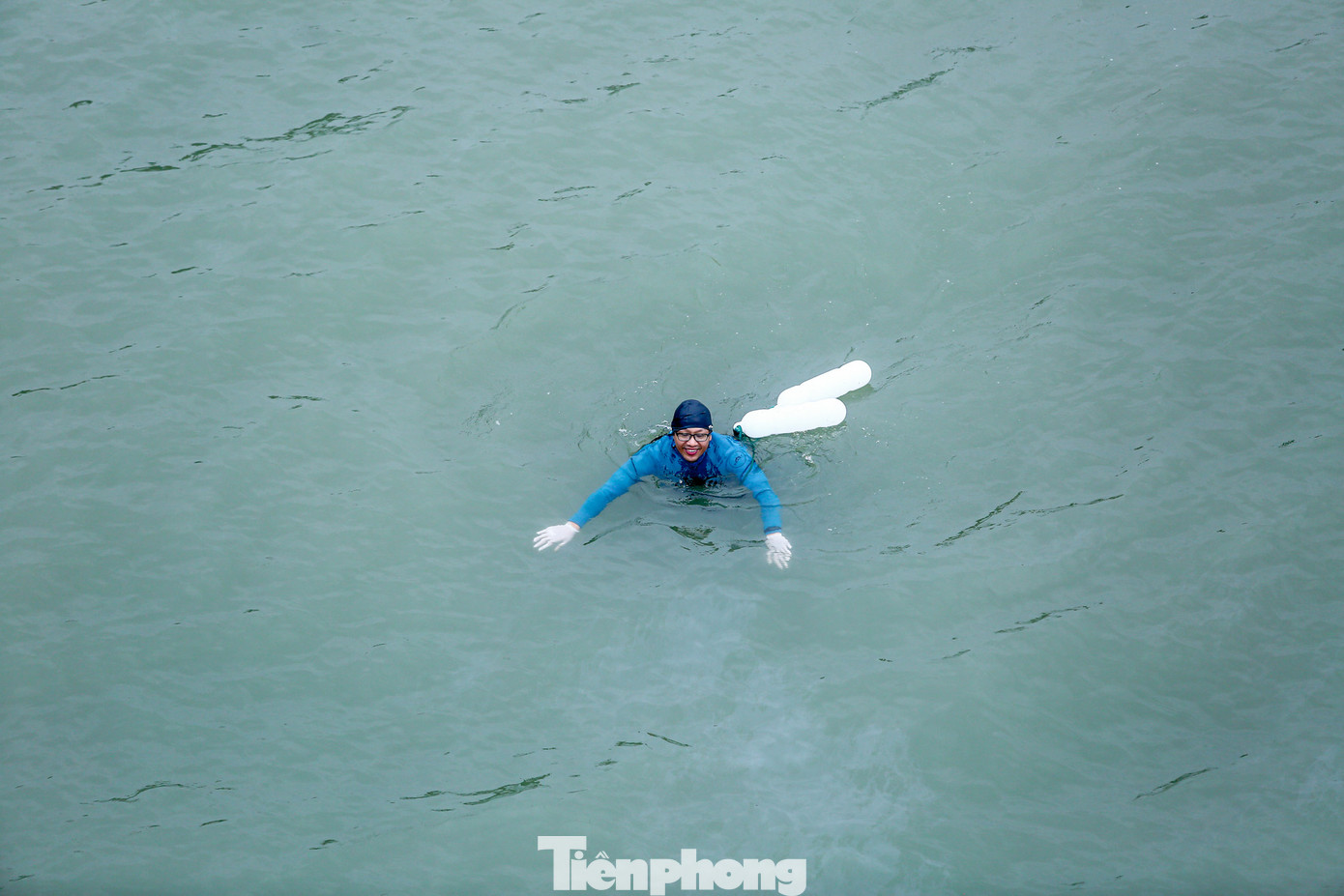 Càng về chiều tối, nhiệt độ càng giảm sâu nhưng nhiều người vẫn thích ngâm mình trong dòng nước.