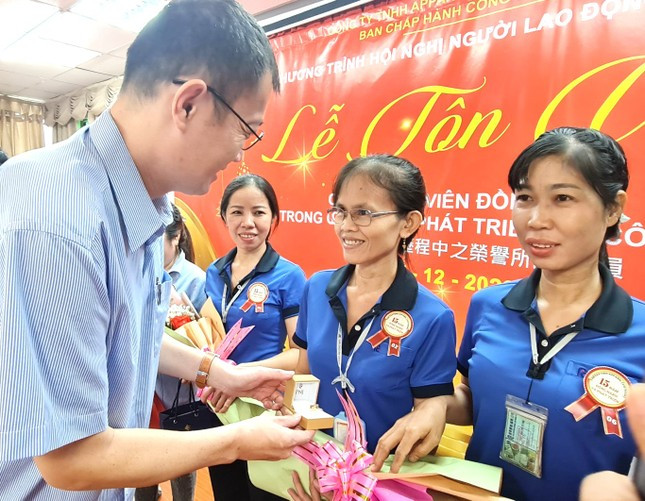 Công nhân Công ty TNHH Apparel Far Eastern Việt Nam được tặng vàng dịp cuối năm. Công nhân Công ty TNHH Apparel Far Eastern Việt Nam được tặng vàng dịp cuối năm.