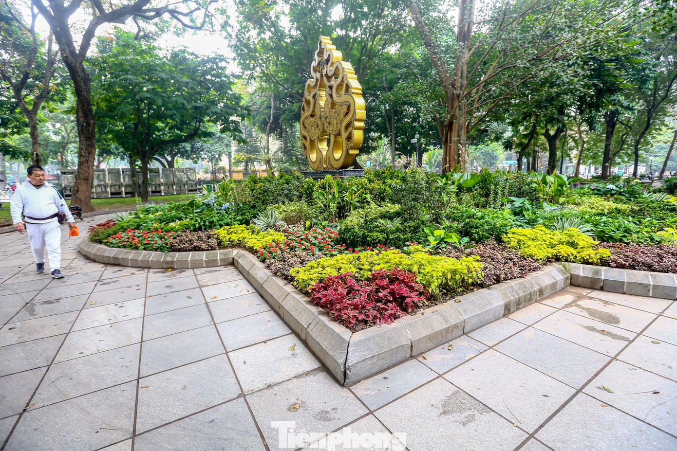 Bên cạnh trang trí mô hình chào năm mới, quận Hoàn Kiếm còn chỉnh trang, thay cây hoa tại các vườn hoa trên địa bàn Thủ đô.