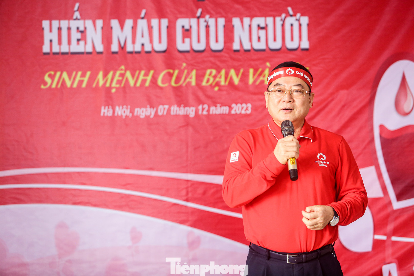 Phát biểu tại chương trình, nhà báo Lê Xuân Sơn, Tổng Biên tập Báo Tiền Phong, Trưởng Ban Tổ chức Chủ nhật Đỏ lần thứ XVI, bày tỏ sự trân trọng, đánh giá cao phong trào hiến máu của Trường ĐH Kinh tế - Kỹ thuật Công nghiệp đã thu hút đông đảo lực lượng sinh viên tham gia hằng năm; mỗi năm đóng góp nhiều nghìn đơn vị máu. "Chương trình Chủ nhật Đỏ đã bước sang năm thứ 16 và ngày càng nhiều khởi sắc, thu hút nhiều cán bộ, giảng viên, sinh viên tham dự góp phần đáp ứng được nhu cầu máu để hồi phục sức khỏe, chữa trị bệnh tại các bệnh viện. Đặc biệt, Trường ĐH Kinh tế - Kỹ thuật Công nghiệp là đơn vị tổ chức hiến máu tại nhiều cơ sở, lan tỏa mạnh mẽ đến nhiều tầng lớp tham gia", nhà báo Lê Xuân Sơn nói.