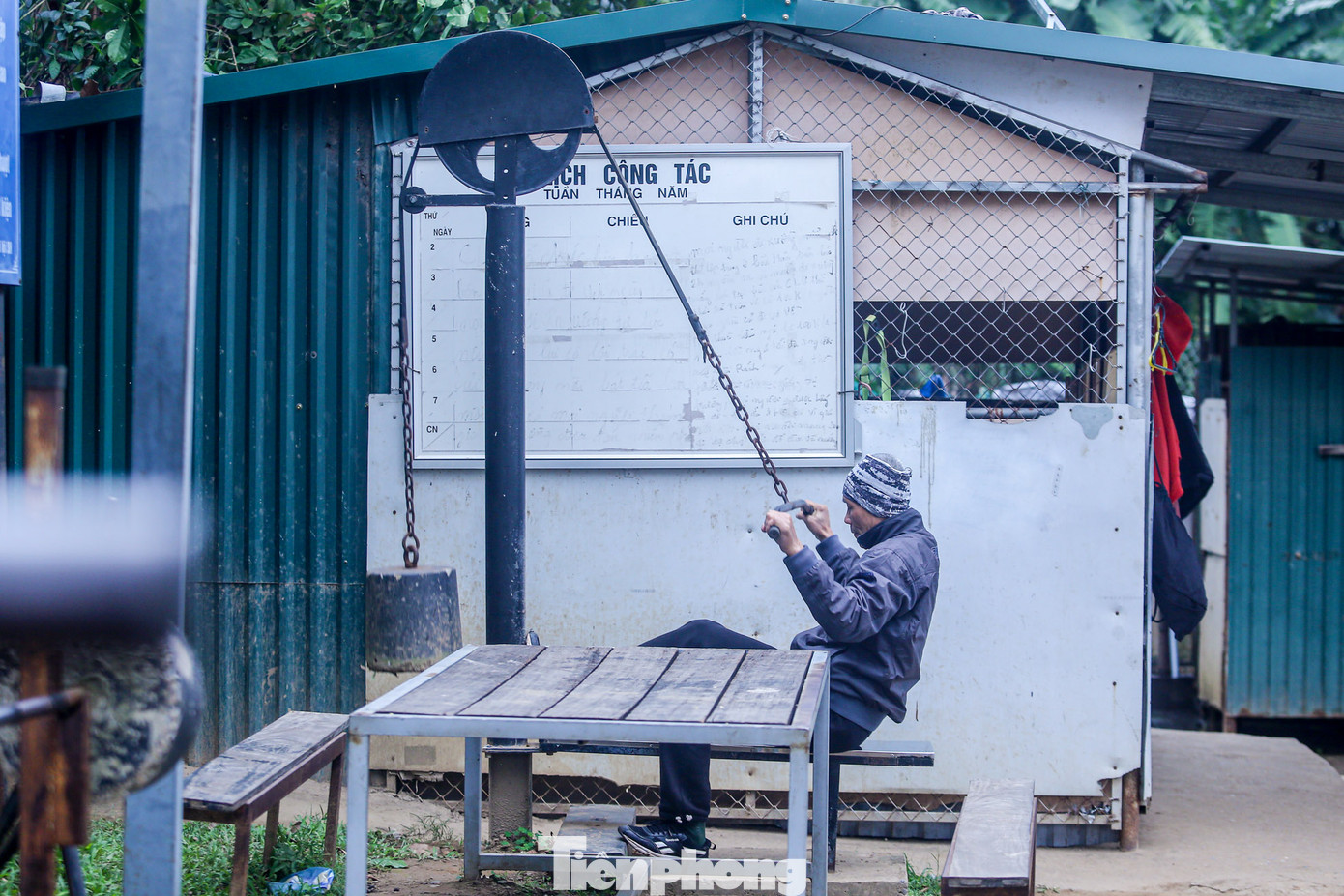 Ngoài bơi lội, nhiều người còn tập thể dục để nâng cao sức khỏe ngay bên bờ sông Hồng.